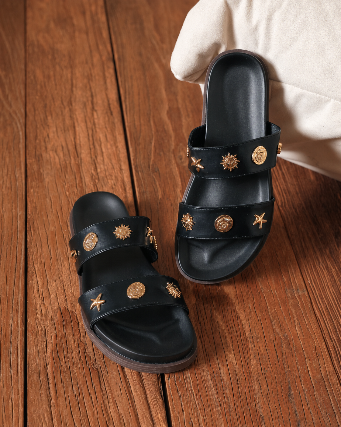 Sandales bohème chic noires avec bijoux dorés soleil et étoile