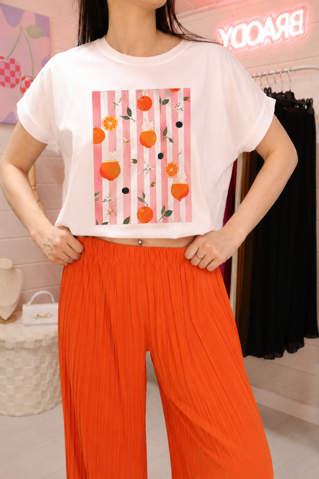 t-shirt femme, t-shirt imprimé, t-shirt été, orange, t-shirt coton femme, mode femme tendance, look casual chic, t-shirt oversize, boutique femme, t-shirt coloré
