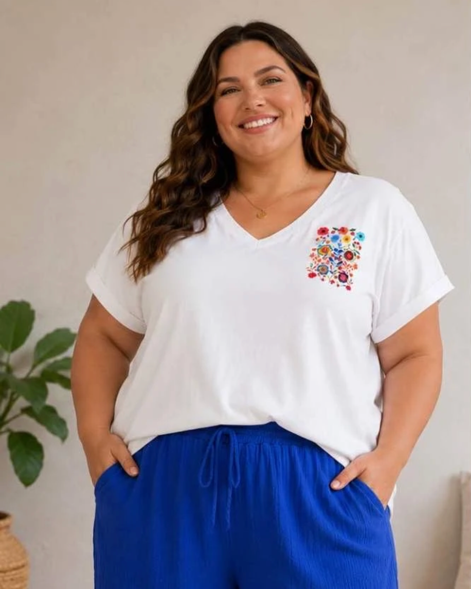 t-shirt femme, t-shirt bohème, t-shirt fleuri, look bohème chic, mode femme grande taille, t-shirt col v, tendance été, boutique femme, t-shirt coloré, style casual chic