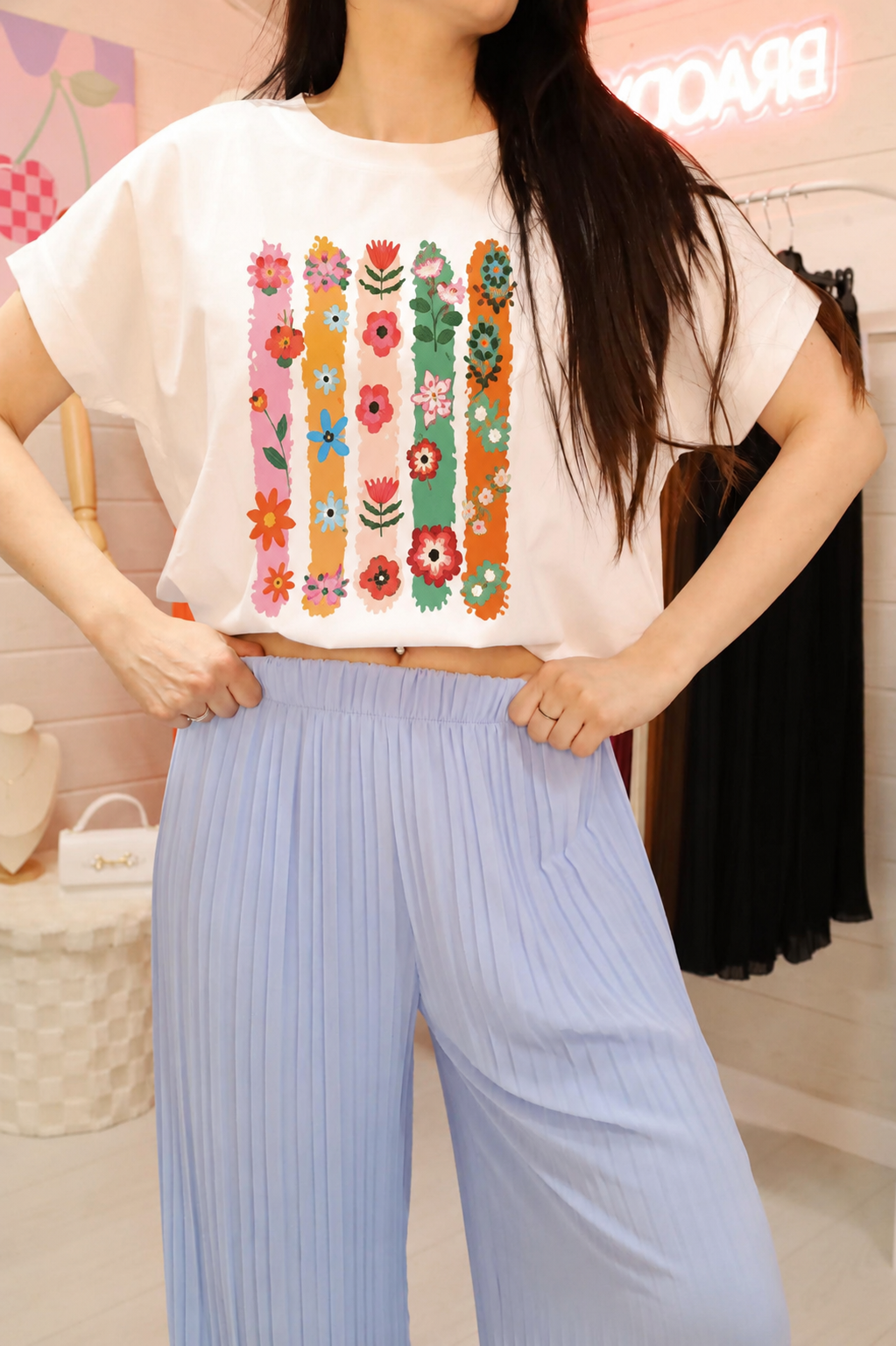 t-shirt femme, t-shirt imprimé, t-shirt fleuri, mode femme tendance, t-shirt coton femme, look bohème chic, t-shirt oversize, boutique femme, t-shirt été, t-shirt coloré


 