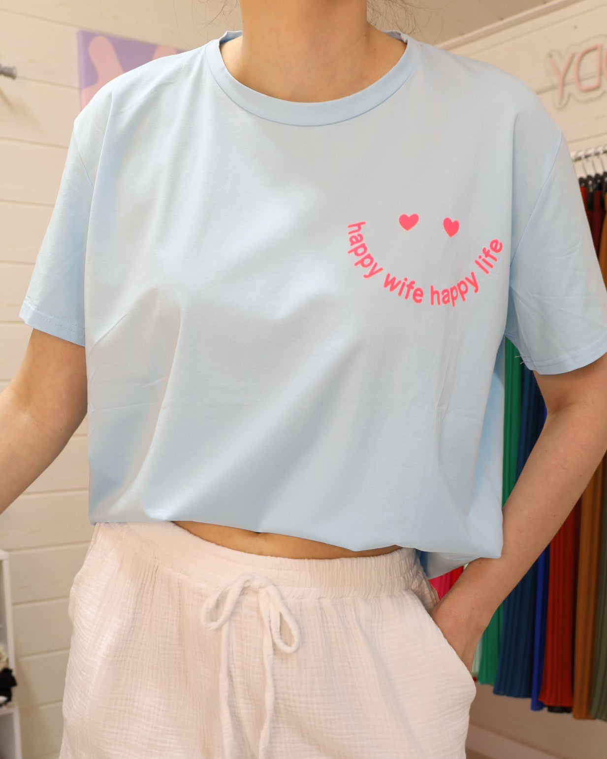 t-shirt femme, t-shirt bleu pastel, t-shirt imprimé, mode femme tendance, t-shirt coton femme, look casual chic, t-shirt oversize, boutique femme, t-shirt été, good vibes
